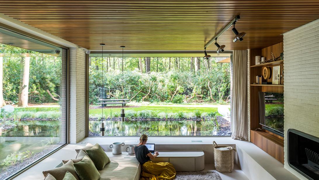 Binnenkijken in een modernistische bungalow geïnspireerd op de scheepvaart Binnenkijken in een modernistische bungalow geïnspireerd op de scheepvaart