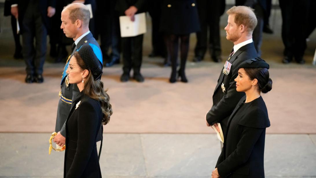 De laatste groet aan the Queen: De symbolische juwelen van Kate en Meghan De laatste groet aan the Queen: De symbolische juwelen van Kate en Meghan