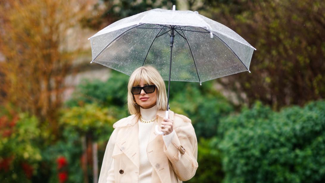 Rainy day? Dit zijn de 20 mooiste regenjassen van het seizoen Rainy day? Dit zijn de 20 mooiste regenjassen van het seizoen