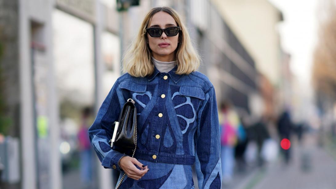 Hier scoor je de denim mini-jurk: dé must-have van het najaar Hier scoor je de denim mini-jurk: dé must-have van het najaar