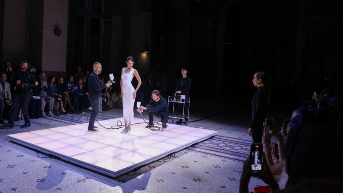 Magie op de catwalk? Naakte Bella Hadid krijgt spray-on jurk tijdens Coperni-show Magie op de catwalk? Naakte Bella Hadid krijgt spray-on jurk tijdens Coperni-show