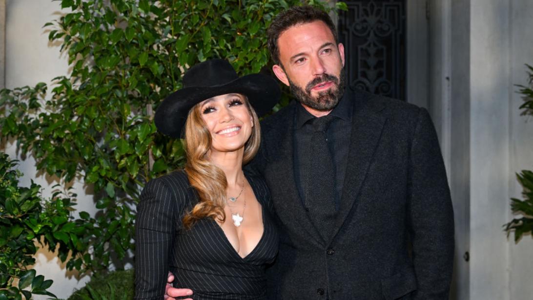 Verliefde Ben en Jennifer verschijnen in all black outfits tijdens Ralph Lauren-show Verliefde Ben en Jennifer verschijnen in all black outfits tijdens Ralph Lauren-show