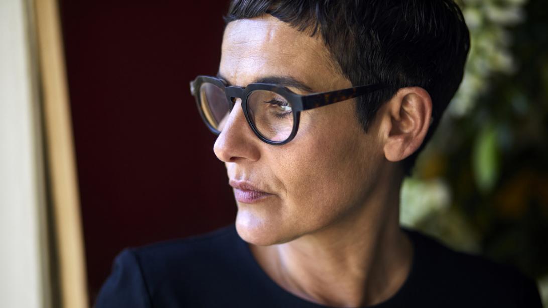 "Trachten niet kopje onder te gaan": Indra groeide op met een narcistische moeder en had een relatie met een narcist "Trachten niet kopje onder te gaan": Indra groeide op met een narcistische moeder en had een relatie met een narcist