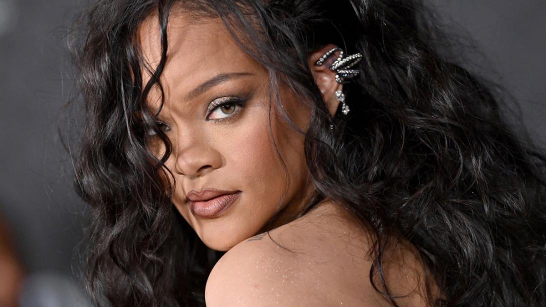She's back! Rihanna opnieuw op de rode loper mét nieuwe muziek She's back! Rihanna opnieuw op de rode loper mét nieuwe muziek