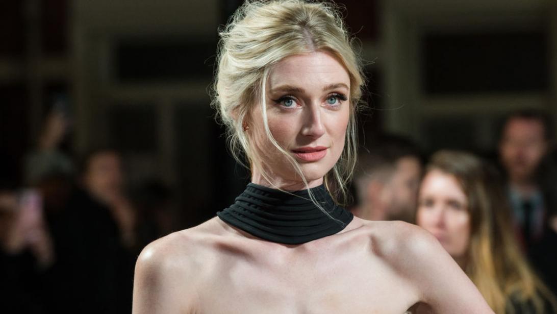 Niet zomaar een jurk: De betekenis achter Elizabeth Debicki’s look op de première van The Crown Niet zomaar een jurk: De betekenis achter Elizabeth Debicki’s look op de première van The Crown