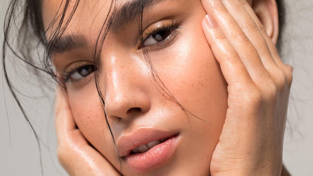 Vraag aan de dermatoloog: "Hoe voorkom je 's ochtends wallen onder je ogen?" Vraag aan de dermatoloog: "Hoe voorkom je 's ochtends wallen onder je ogen?"