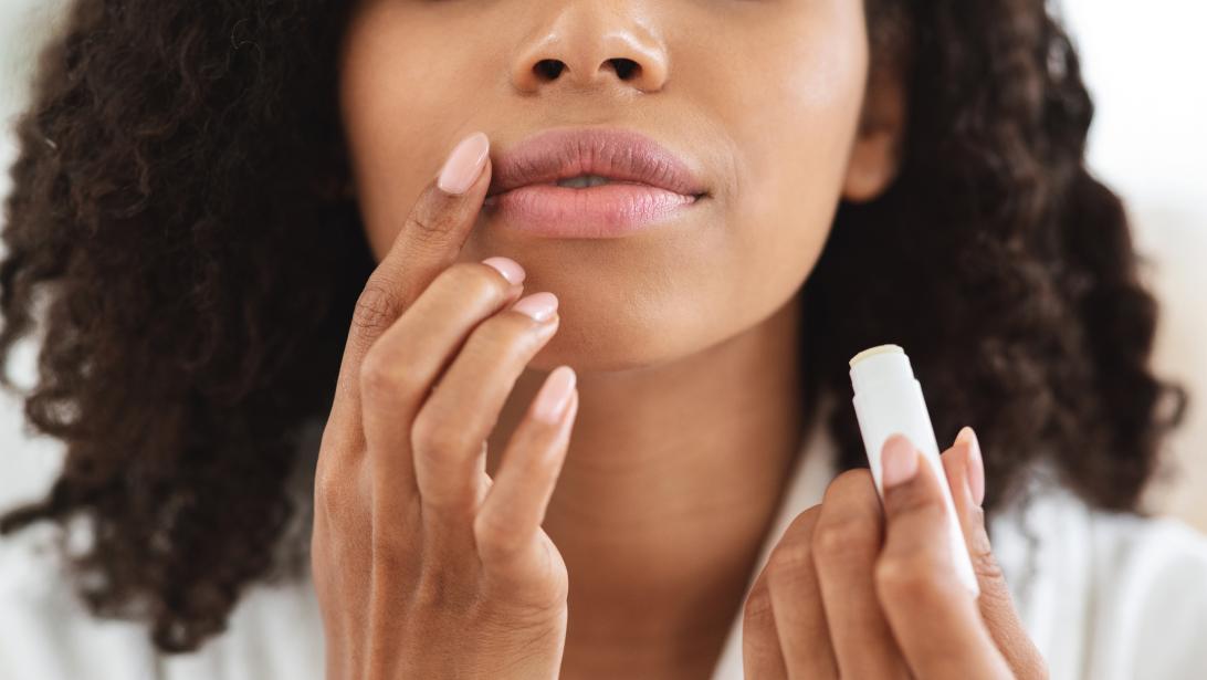 Bepaalde lippenbalsems kunnen droge lippen net verergeren: dit moet je weten Bepaalde lippenbalsems kunnen droge lippen net verergeren: dit moet je weten