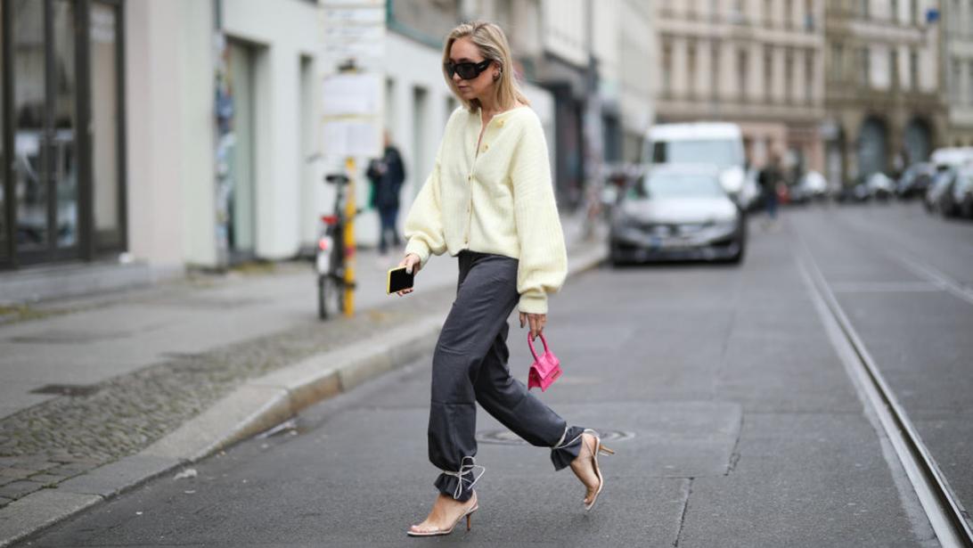 Zien: deze best-selling cardigan van & Other Stories werd in een nieuw jasje gestopt Zien: deze best-selling cardigan van & Other Stories werd in een nieuw jasje gestopt