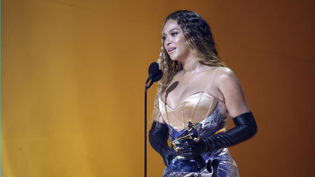 Bonte kleuren en veel glitter: dit waren de best geklede sterren op de Grammy Awards Bonte kleuren en veel glitter: dit waren de best geklede sterren op de Grammy Awards