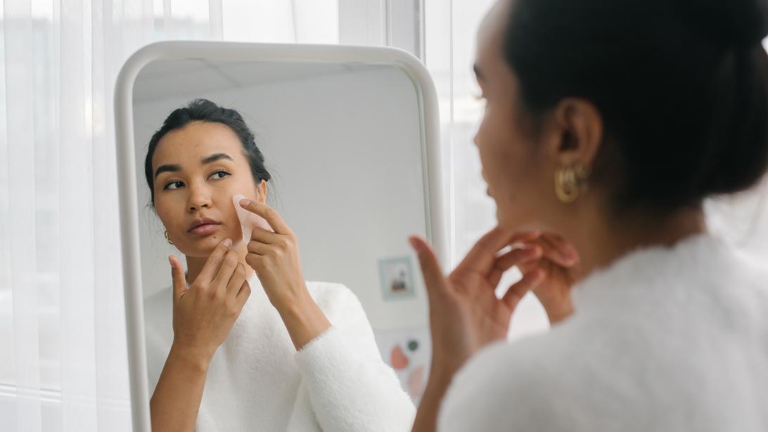 Teint radieux, rides atténuées: le Gua Sha, le massage facial aux 1001 bienfaits Teint radieux, rides atténuées: le Gua Sha, le massage facial aux 1001 bienfaits