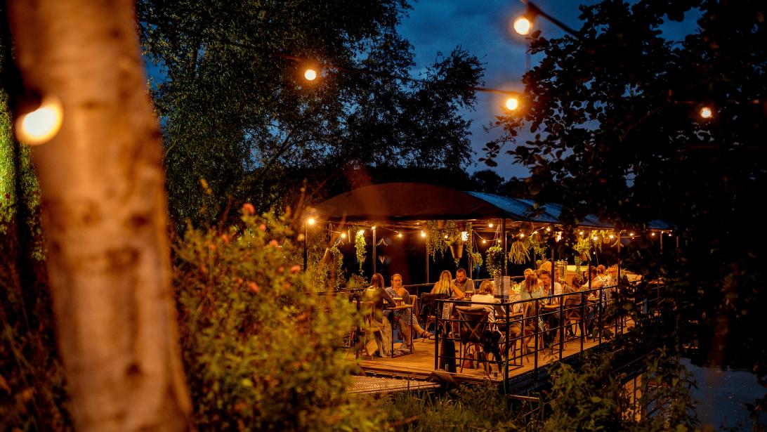Dinner on the lake: un concept unique pour passer une soirée féérique Dinner on the lake: un concept unique pour passer une soirée féérique