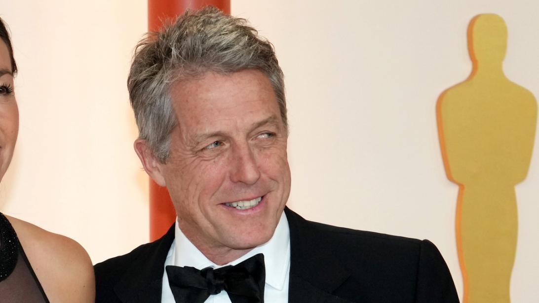 Hugh Grant zet Ashley Graham voor schut tijdens Oscar-interview Hugh Grant zet Ashley Graham voor schut tijdens Oscar-interview