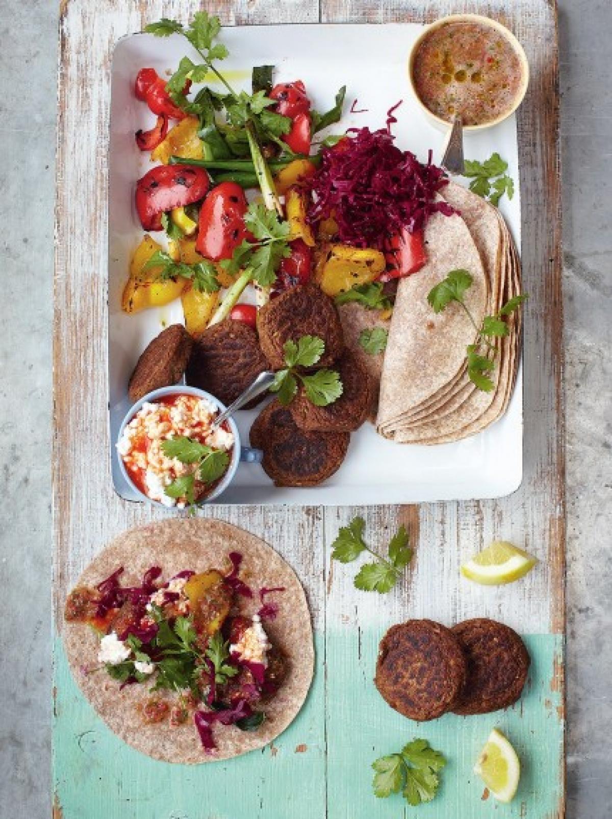 Falafel wraps met gegrilde groenten en salsa