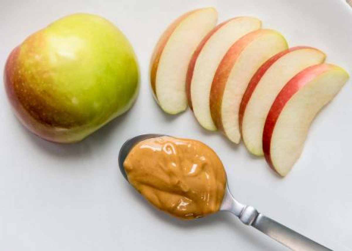 Pomme et beurre de cacahuètes
