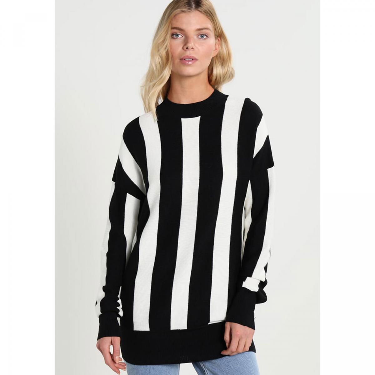 Le pull à larges bandes verticales