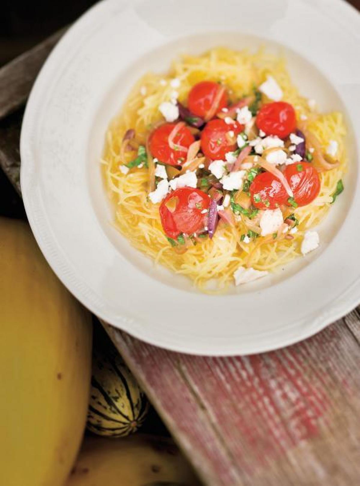 Courge spaghetti aux oignons, aux olives et aux tomates