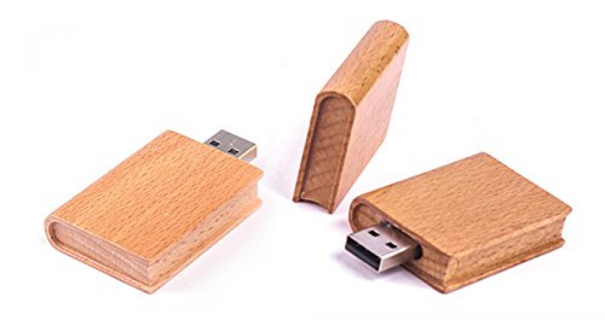 Une clé USB en forme de livre en bois