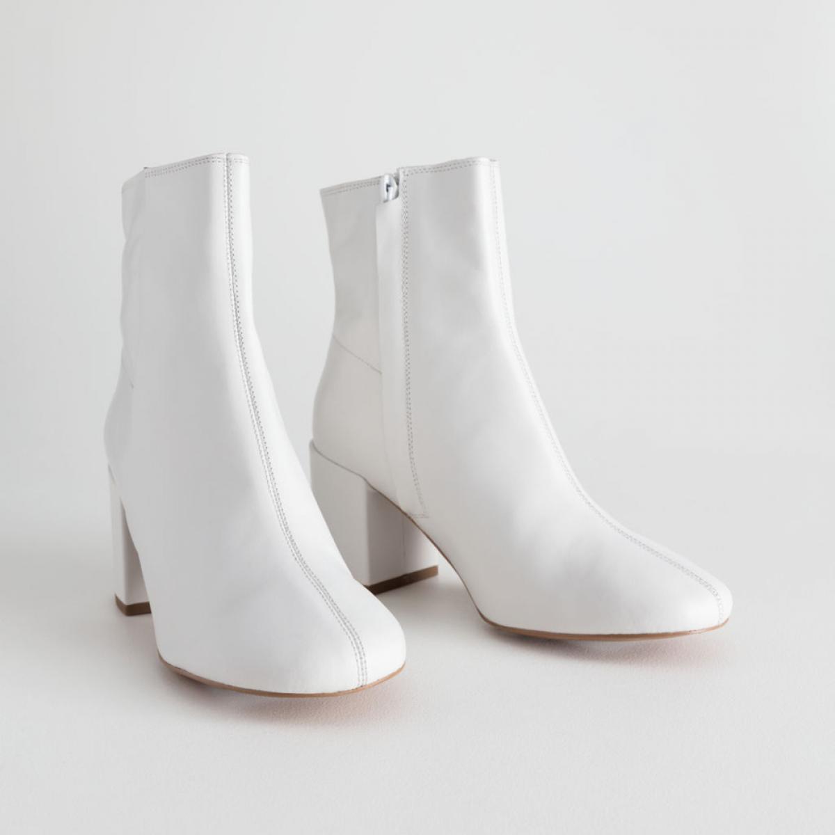 Des bottillons blancs