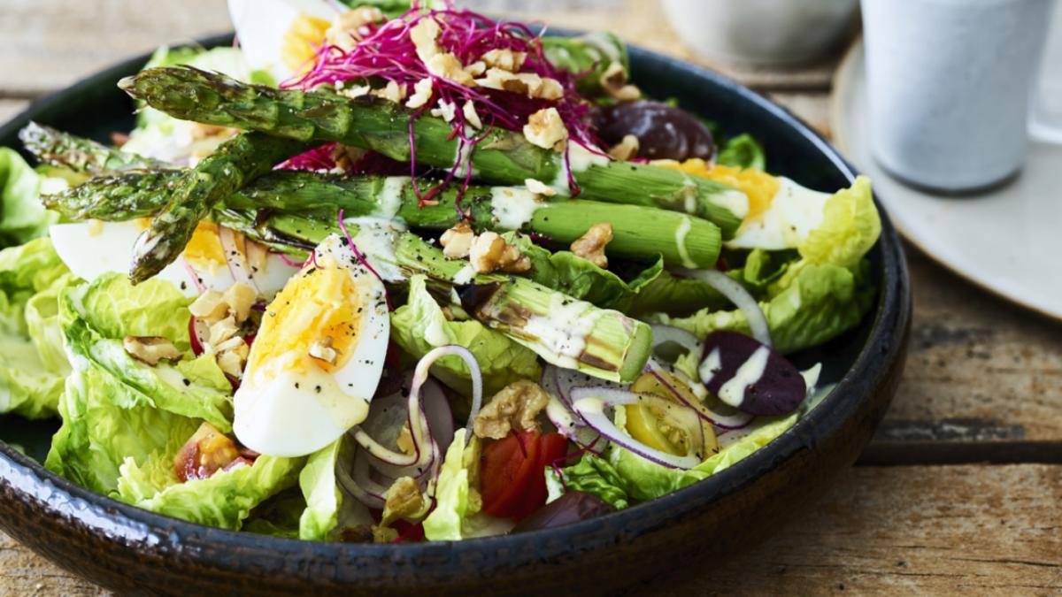 SALADE FRAÎCHE AUX ASPERGES, OEUFS ET NOIX