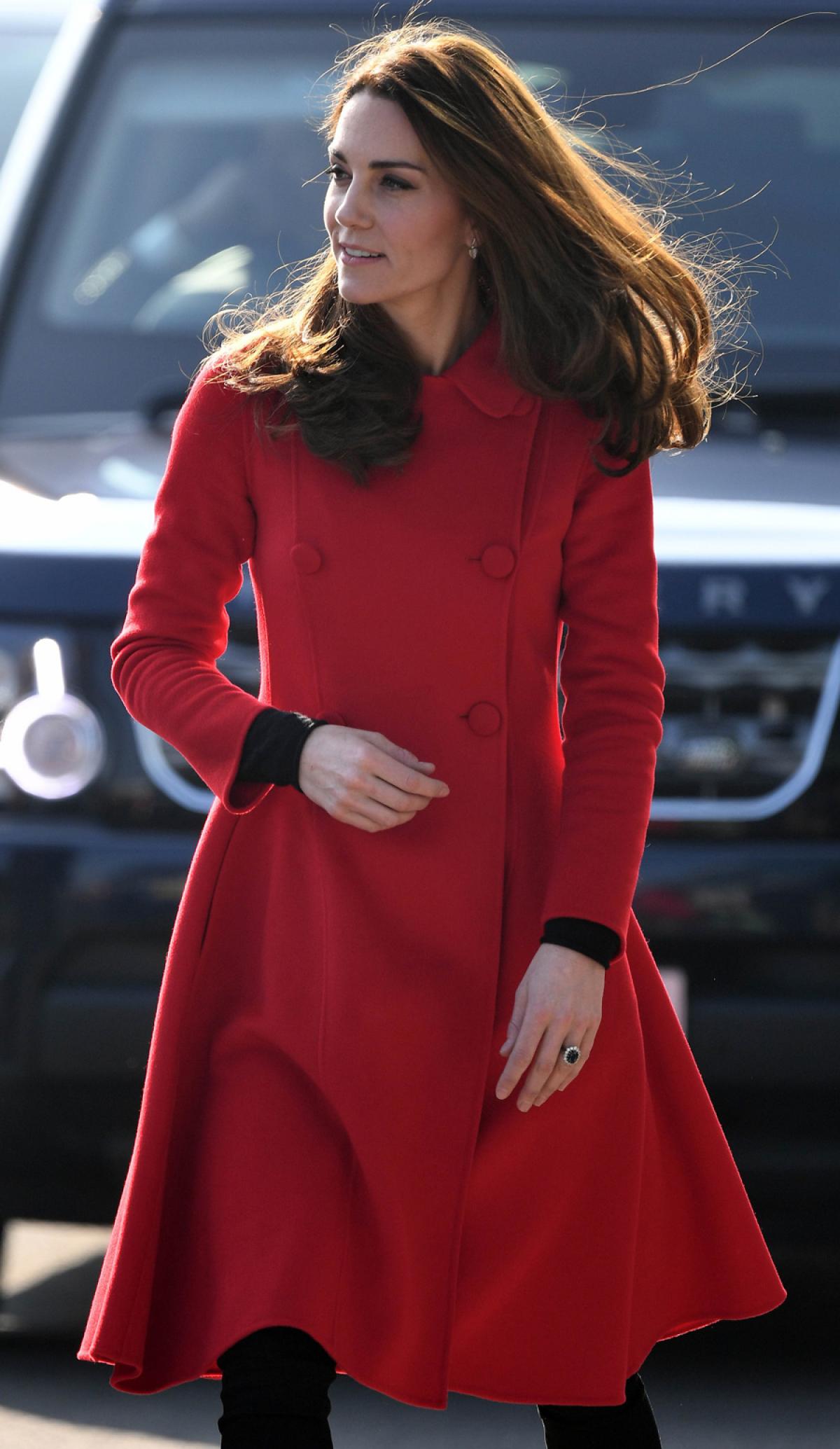 Kate op bezoek in Noord-Ierland in rood