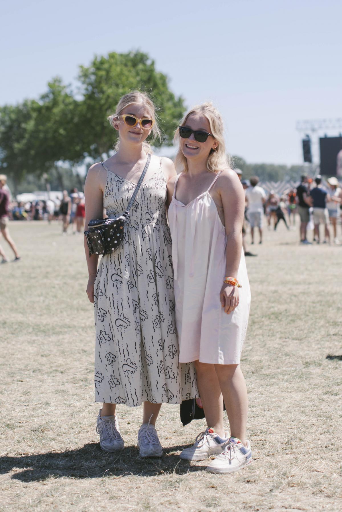Tendance robe d'été et grosses baskets