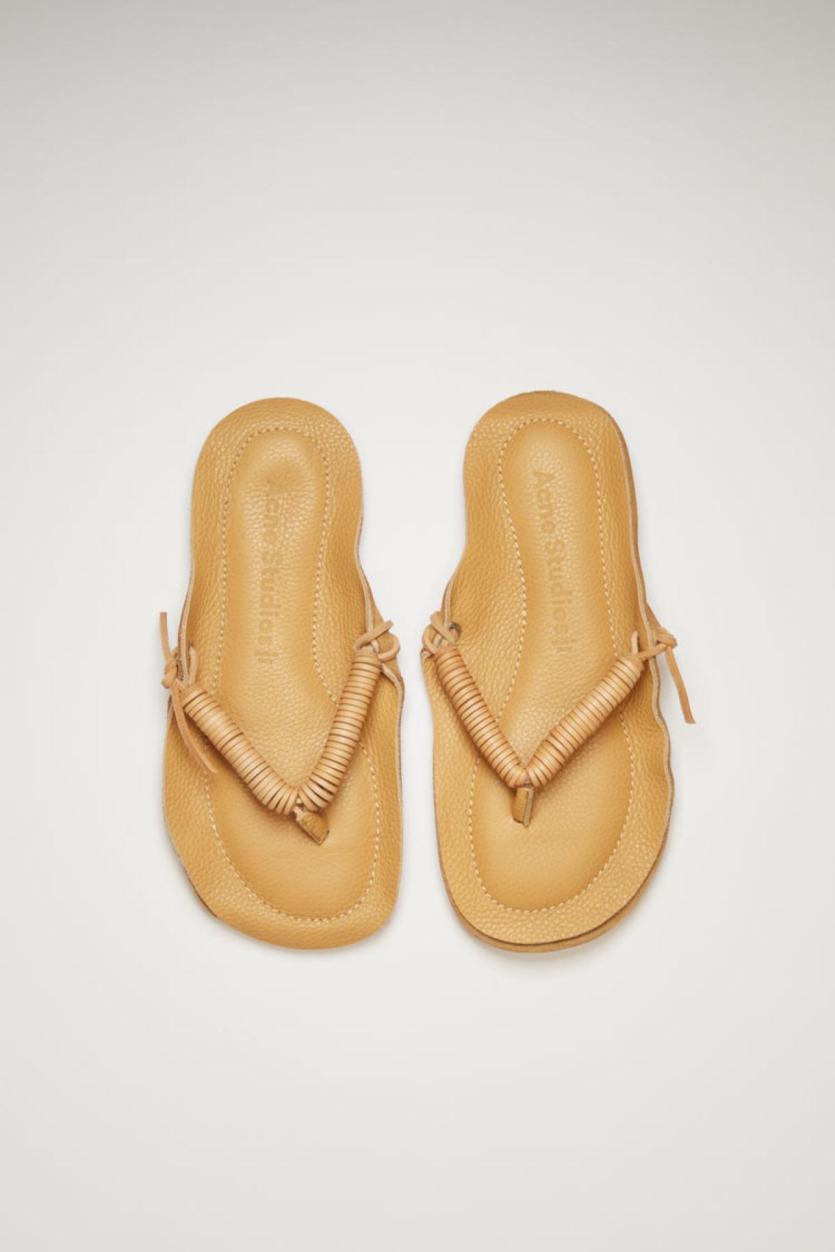Camelkleurige flip-flop van leer