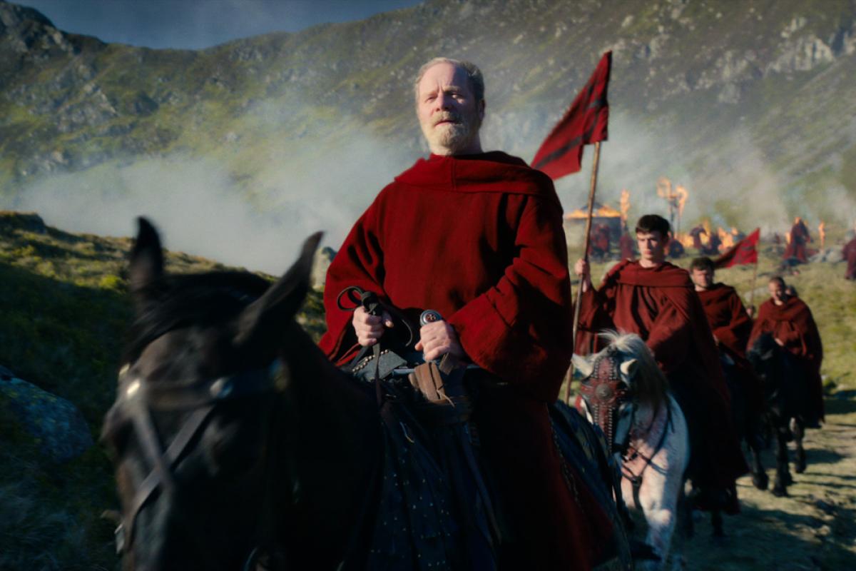 Peter Mullan als Father Carden