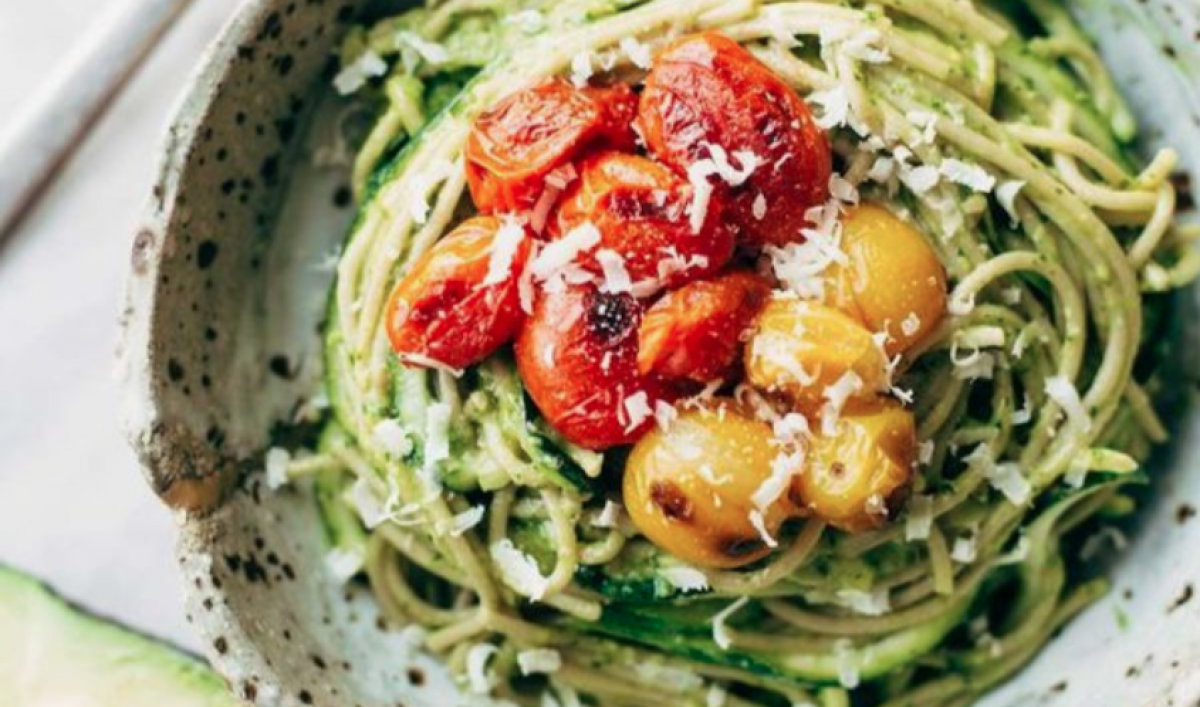 Spaghetti de courgette à l'avocat et à la tomate