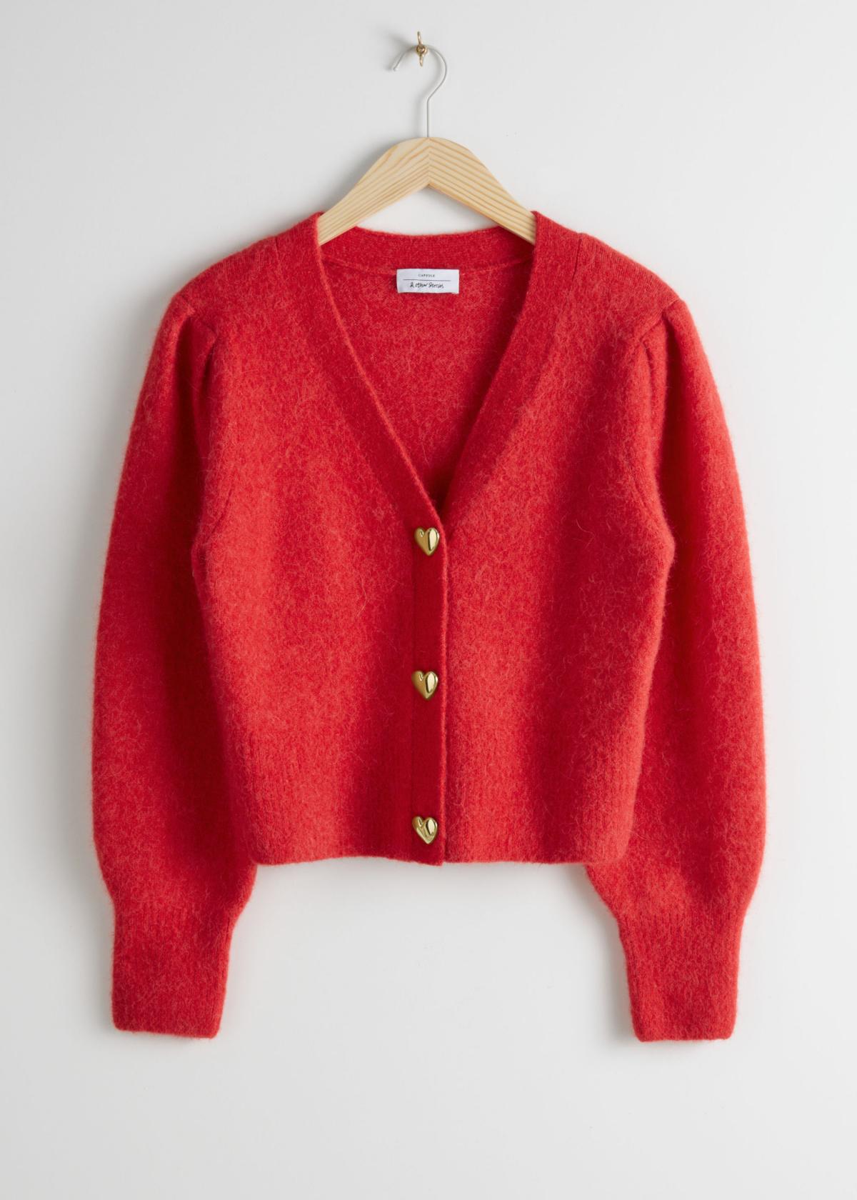 Le cardigan rouge orné de coeur