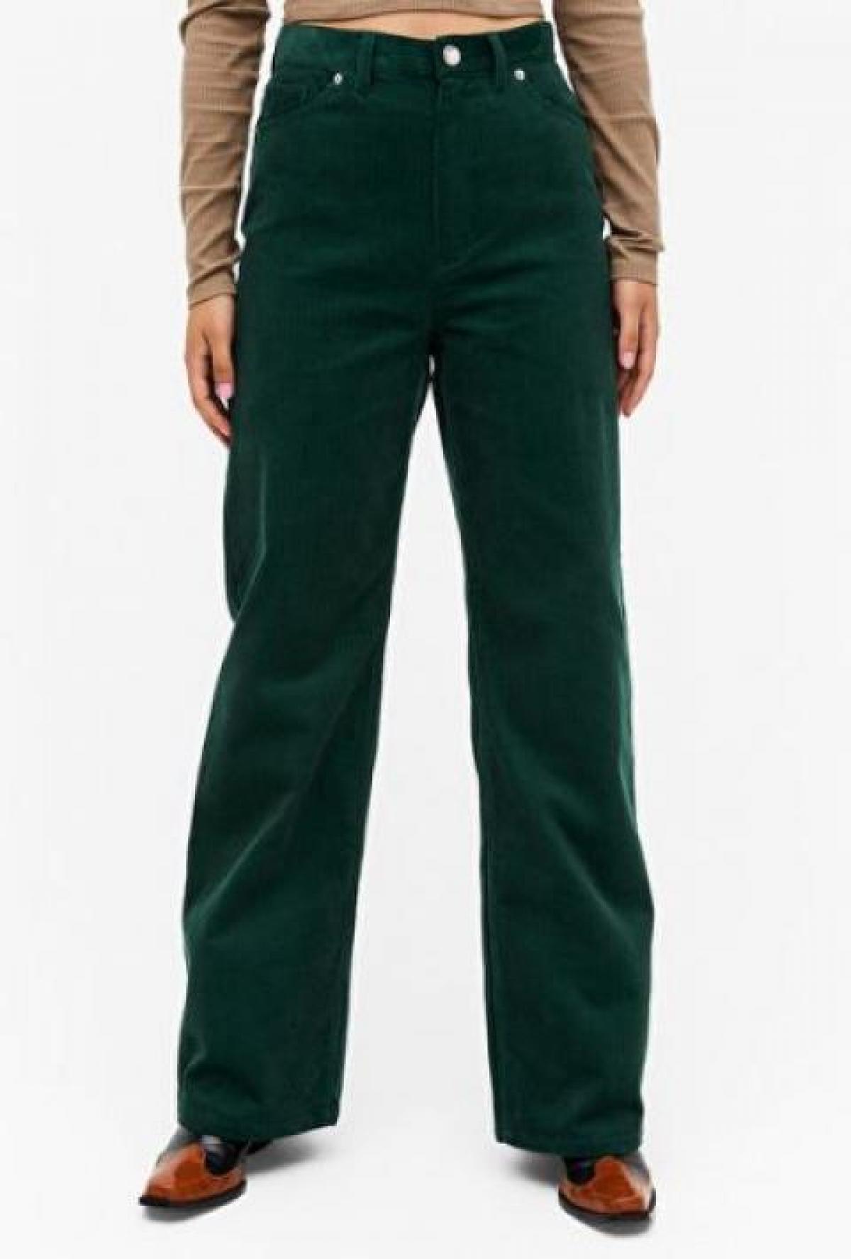 Le pantalon vert en velours