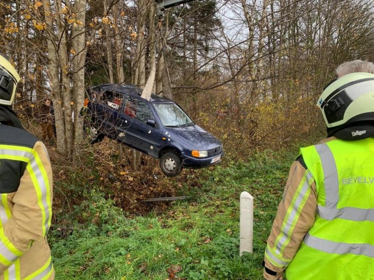 Wagen Komt In Gracht Terecht Bij Een Ongeval Op De E40 In Beernem - KW.be