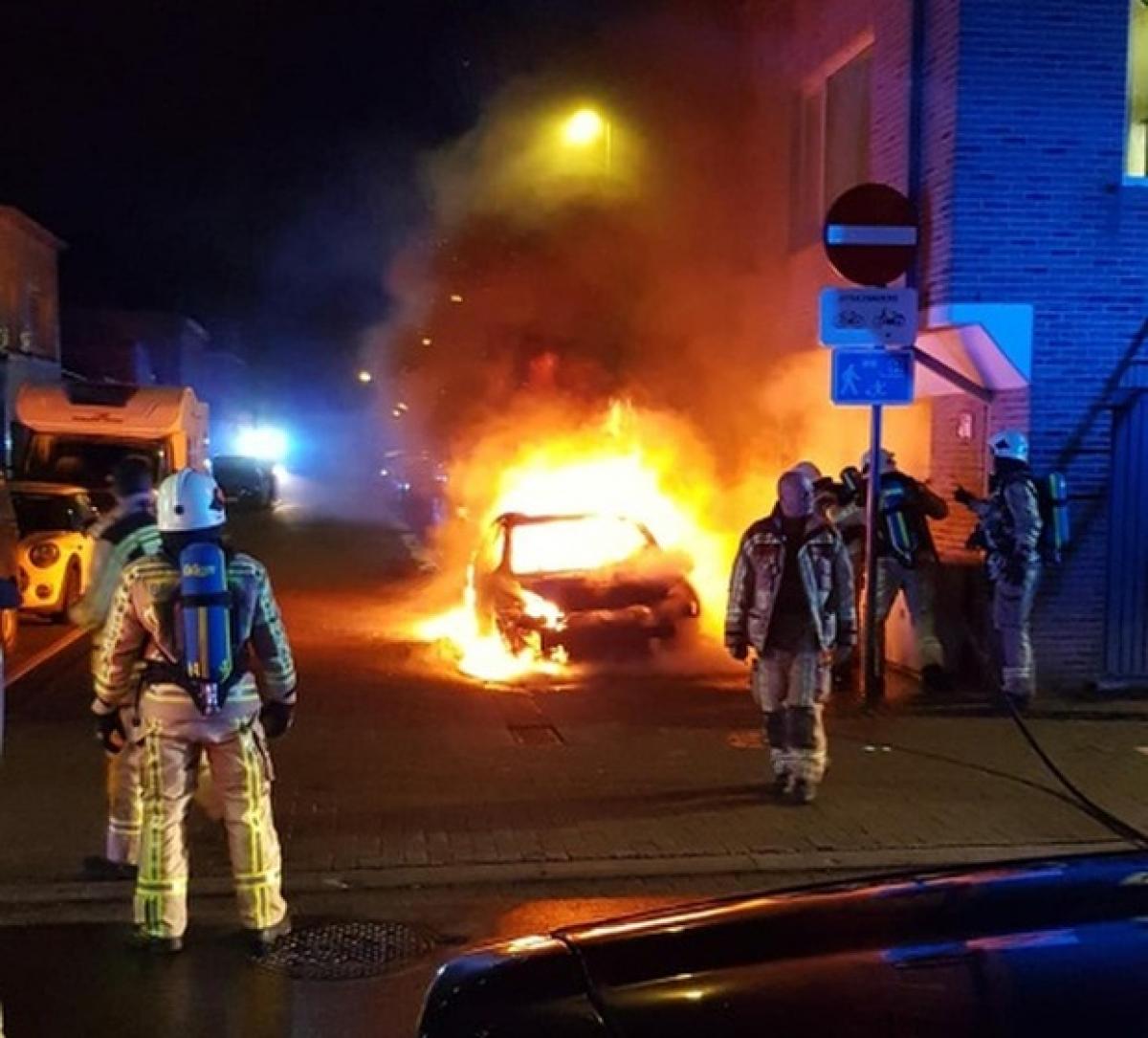 Auto brandt uit na vluchtmisdrijf in Bredene KW.be