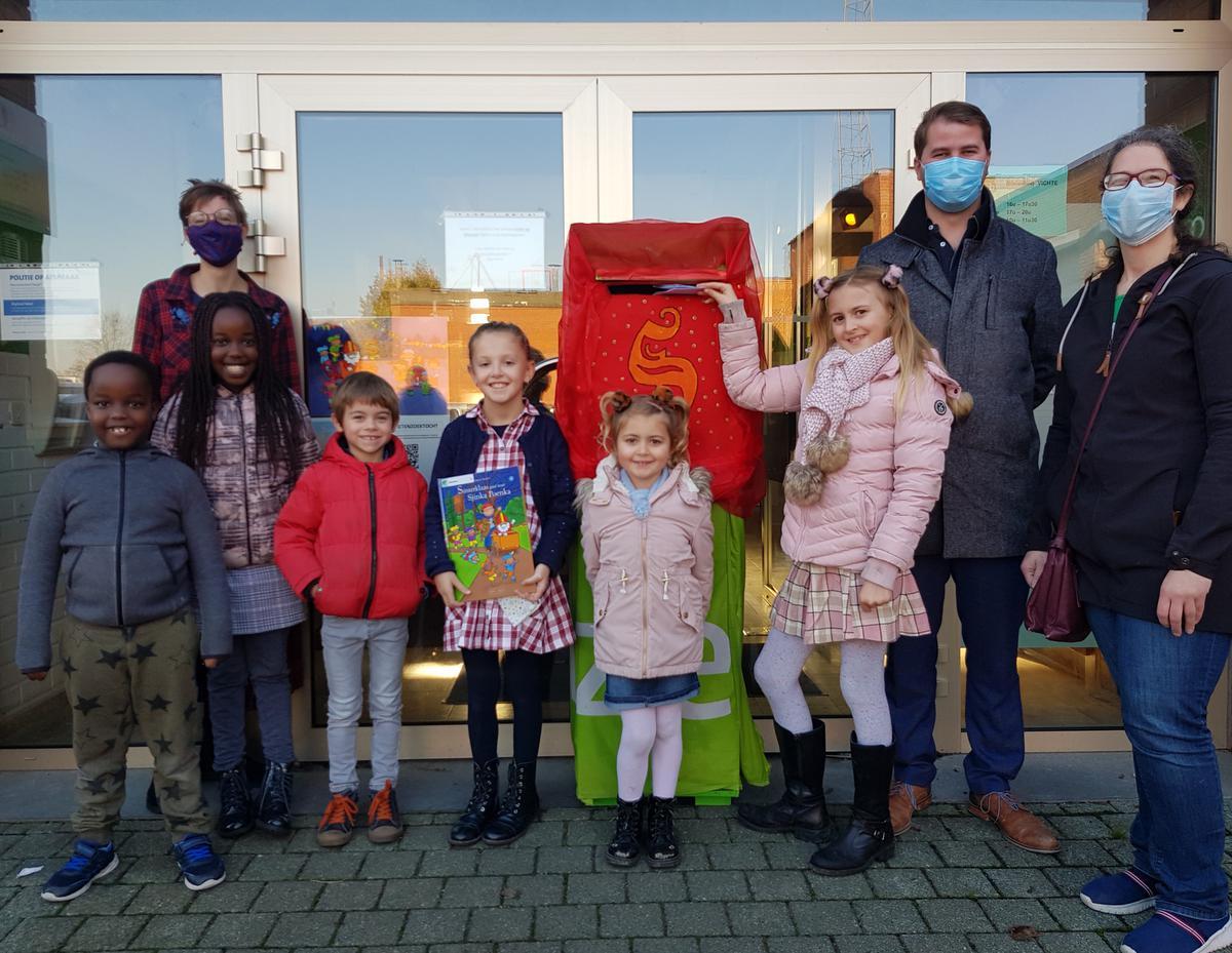 Aan de brievenbus voor de post naar Sinterklaas verzamelden bibliothecaris Tine Wastijn, schepen Yannick Ducatteeuw (Inzet), Sofie Demurie (Inzet) en een aantal stralende kinderen. V.l.n.r. Kenneth Maza (6), Reina Muco (9), Mauro Holvoet (6), Sterre Van Geertruyen (9), Noémie Bytebier (5) en Amber Bytebier (10).© GV