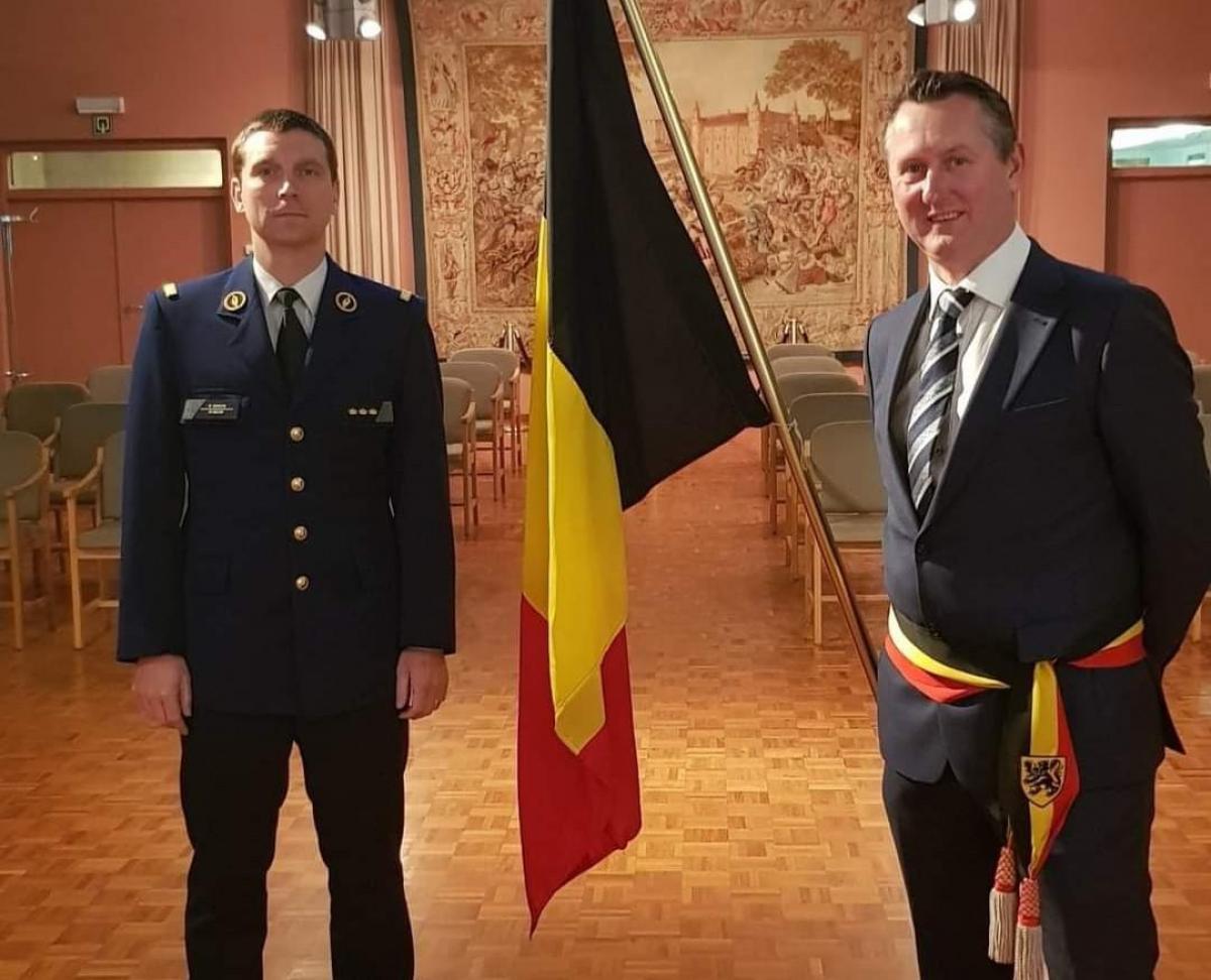 De nieuwe korpschef Ruben Depaepe en burgemeester van Ingelmunster Kurt Windels.© gf