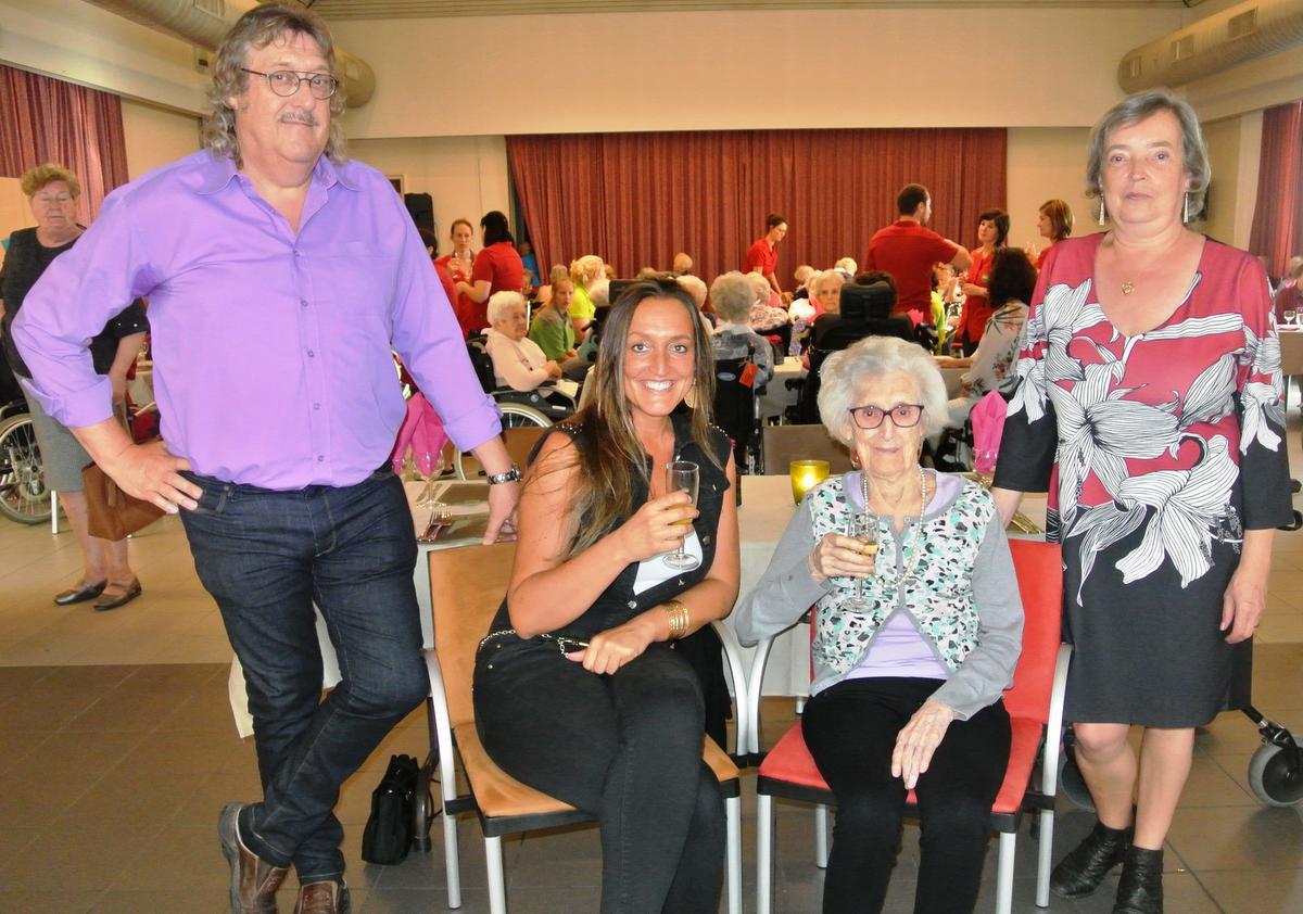 Wijlen Gino Samaille met zijn echtgenote en dochter in wzc Ter Melle op de 101ste verjaardag van zijn moeder in 2018.© a-NOM