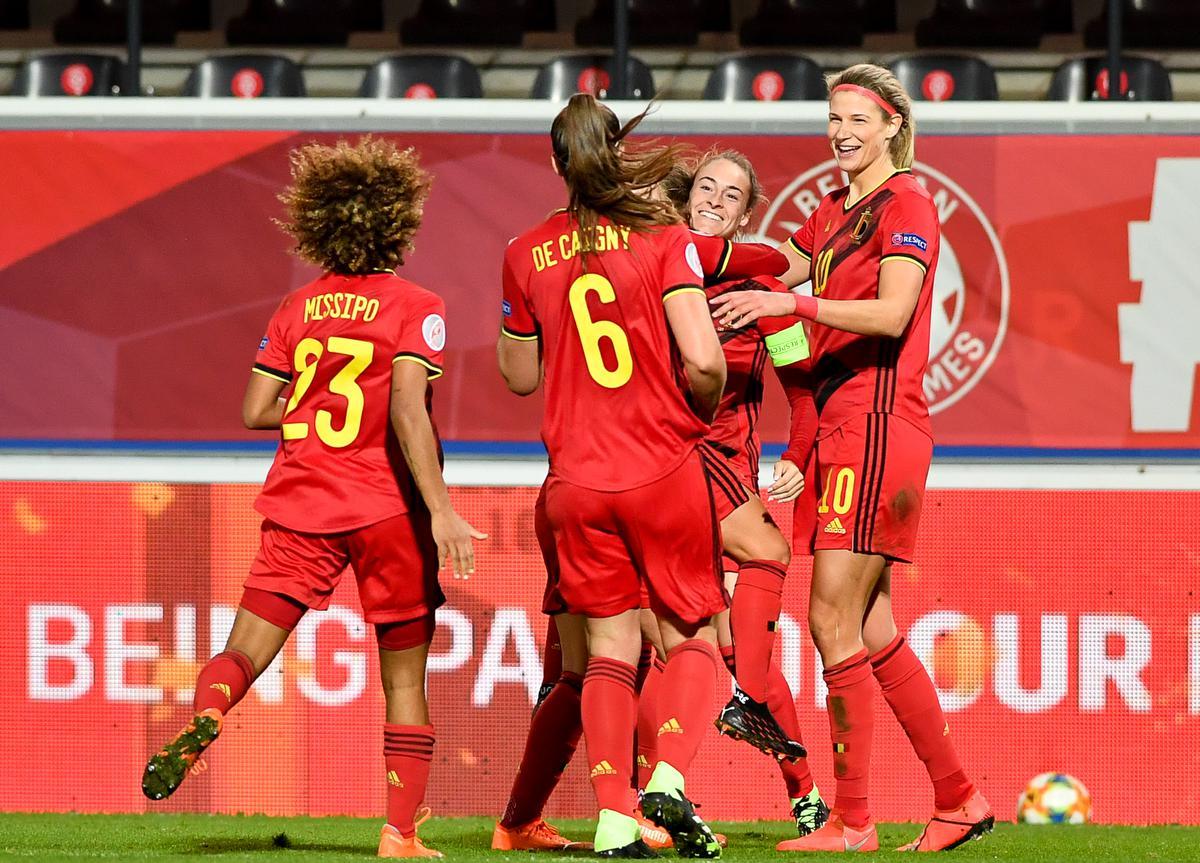 Tessa Wullaert viert met haar teamgenoten.©DAVID CATRY BELGA