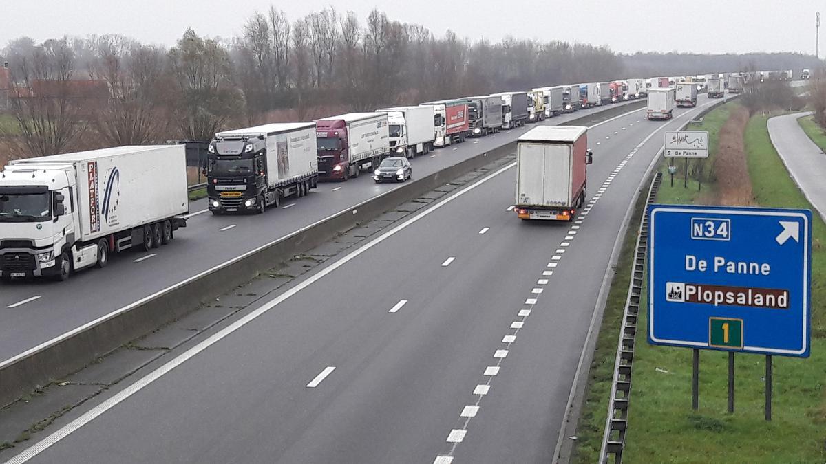 Op de E40 in Adinkerke staan de vrachtwagens kilometerslang aan te schuiven. (José Tyteca)