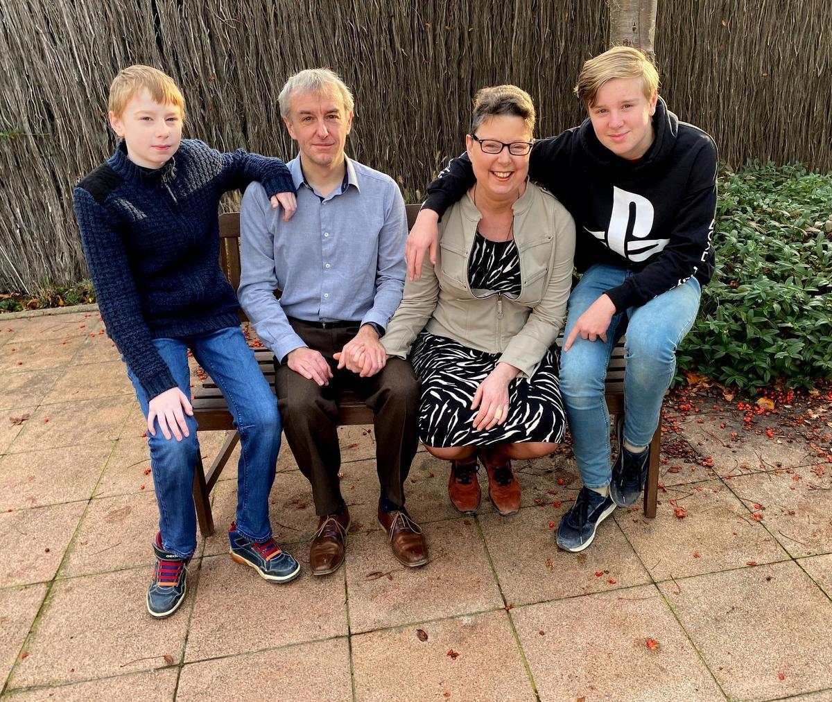 Wegens corona namen we de foto buiten. Sylvia nam, samen met haar man en de twee kinderen, plaats op de bank voor de woning.©FODI foto FODI