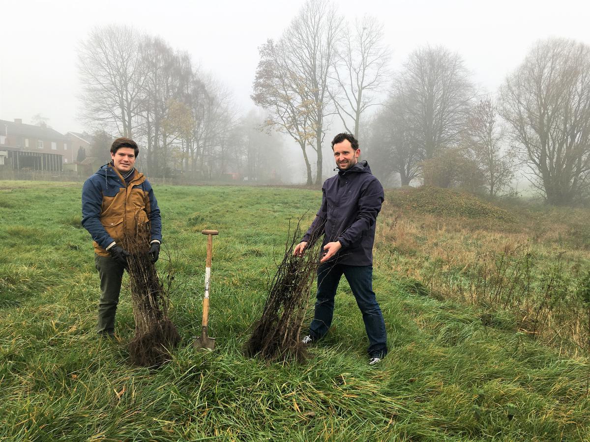Schepen Bert Herrewyn en Nicolas Provoost, landschapsarchitect bij de stad Kortrijk, planten symbolisch de eerste struiken. Rechts loopt de Heulebeek.© Noël Maes