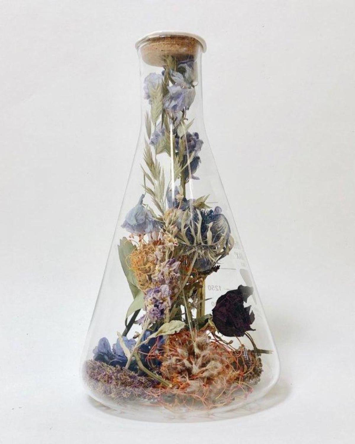 Gerecycleerd glaswerk met gedroogde bloemen