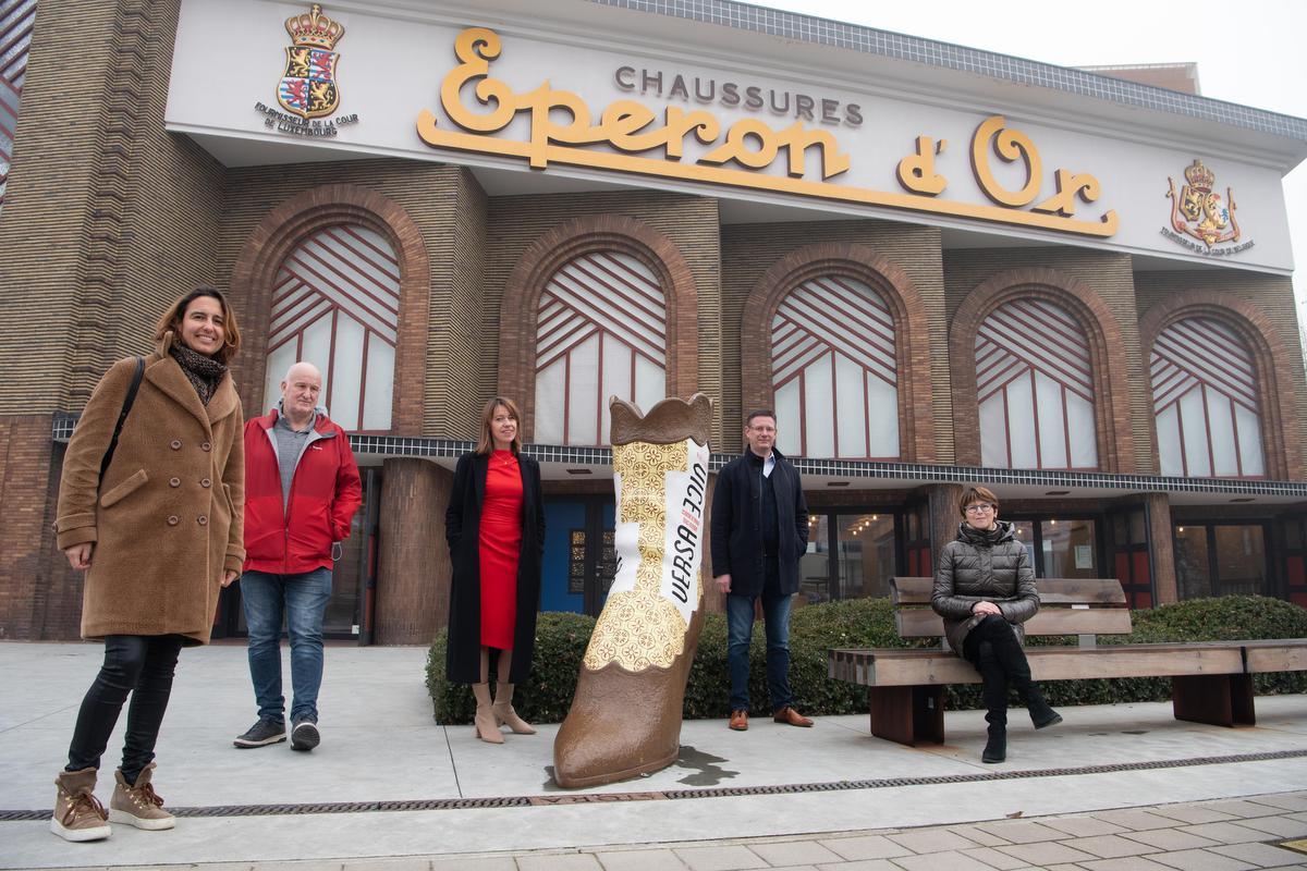 Eperon d'Or en Museum Torhouts Aardewerk slaan de handen in elkaar voor een bijzondere expo. We zien v.l.n.r. Lieselot Denolf, Michiel Mestdagh, Els Degryse, Kurt Himpe en Hilde Colpaert.©Frank Meurisse