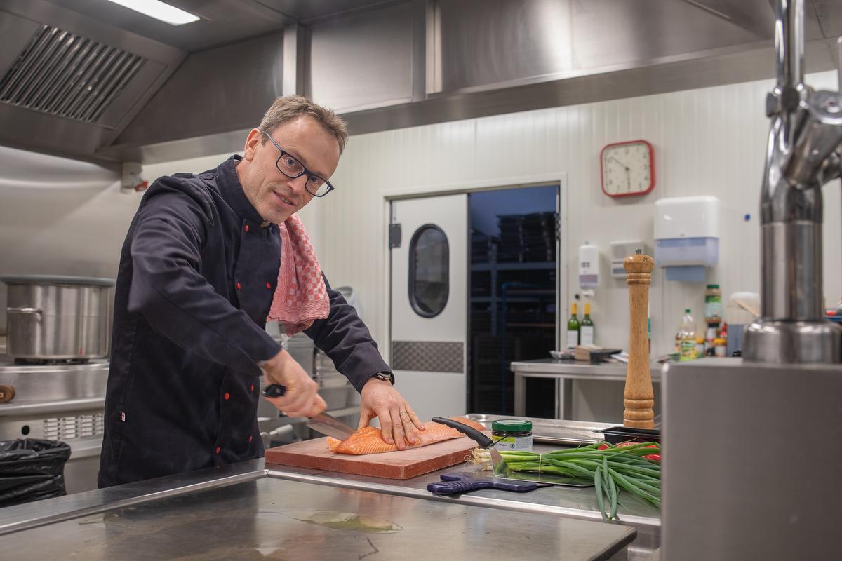 Maarten Mattelin in zijn keuken. “Vanaf nu kan het enkel weer beter gaan.”©Wouter Meeus Wouter Meeus
