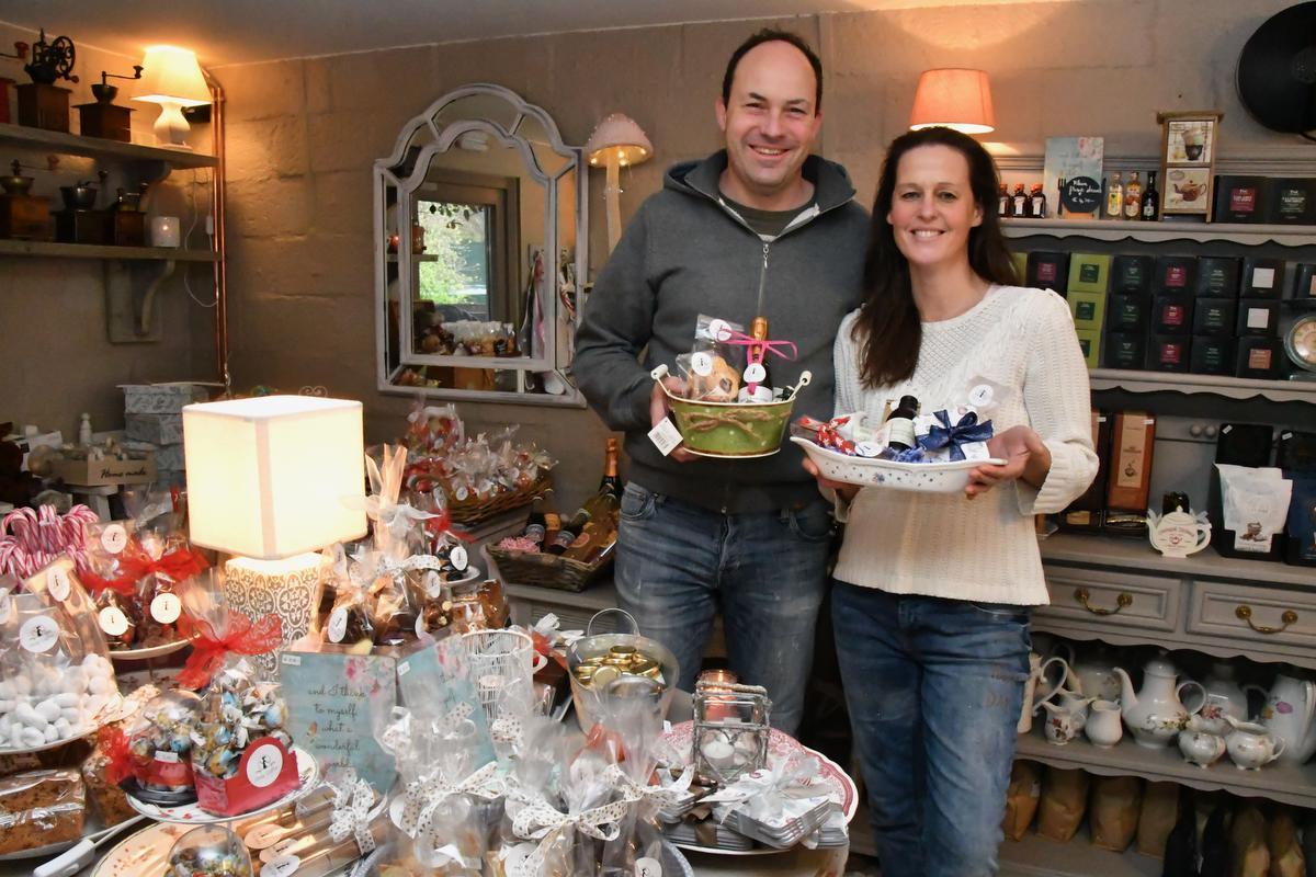 Kristof Van Hauwaert en Evy Van Varenbergh met hun leuke geschenkmanden.©ELS DELEU EDB