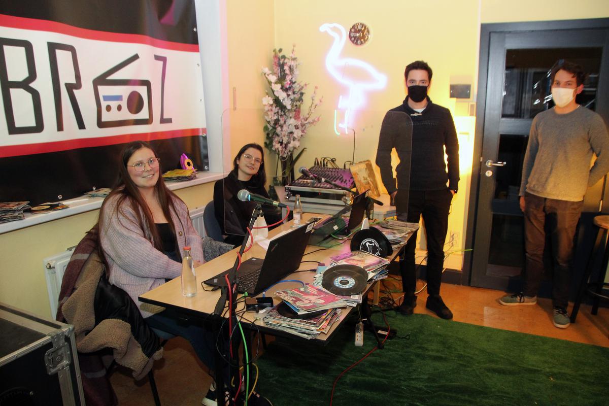 Enkele medewerkers met Noor Vanhessche, Jolyne Demets, Martijn Vanden Heede en Wannes Bouckenooghe.©Geert Vanhessche GJZ