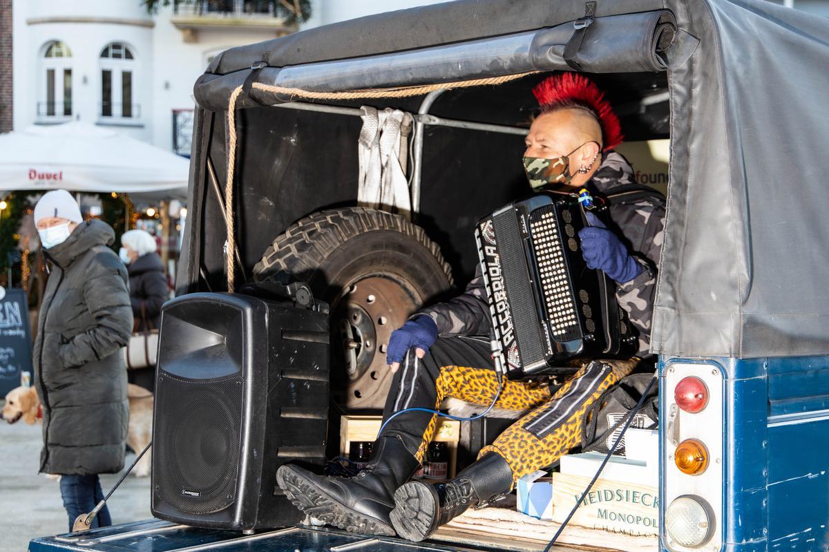 Marino Punk trok met zijn opvallende punkverschijning en zijn muzikaal aanstekelijke nummers heel veel aandacht.©MYRIAM VAN DEN PUTTE foto MVQ