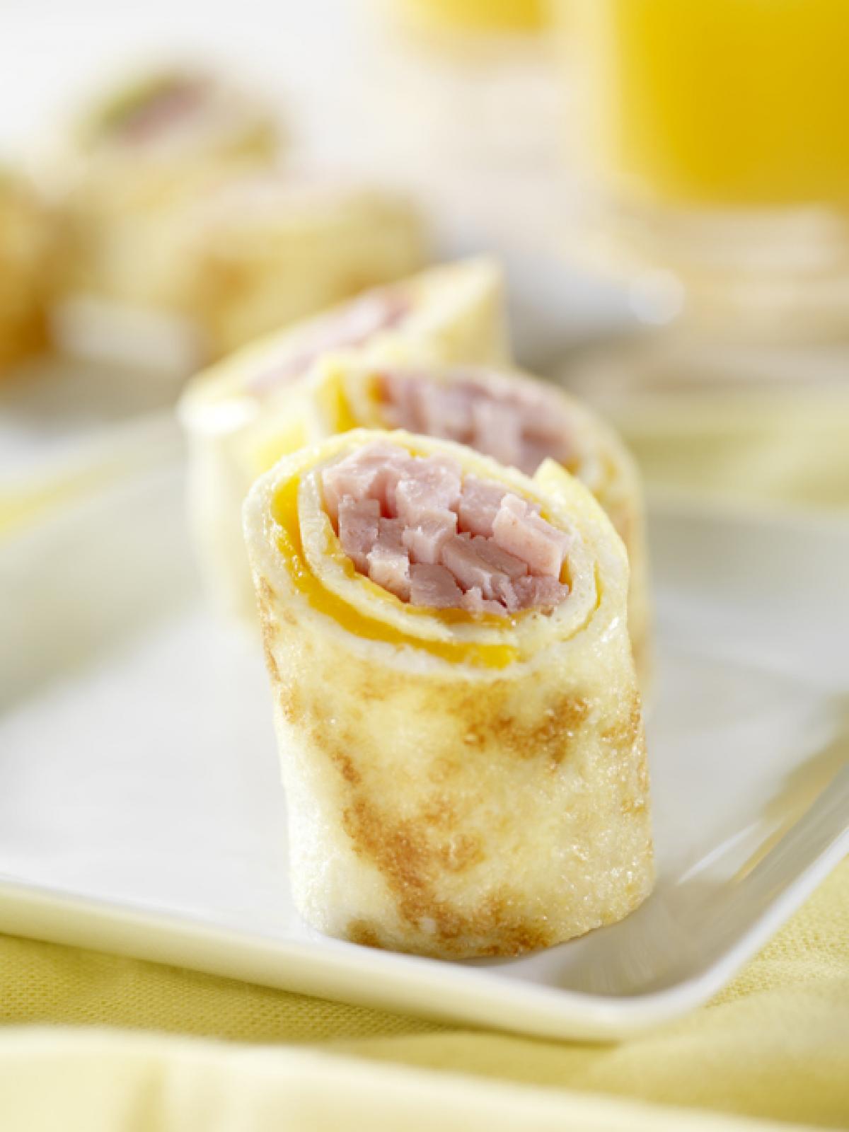 Roulades d'omelettes au fromage farcies au jambon