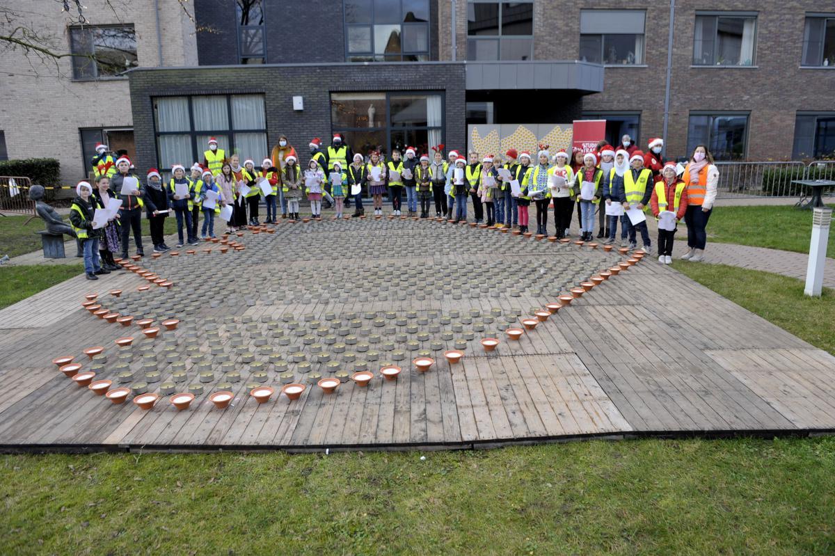 Een groep leerlingen van de Onze-Lieve-Vrouwschool rond De Warmste Vlam.©PADI (Foto FODI)
