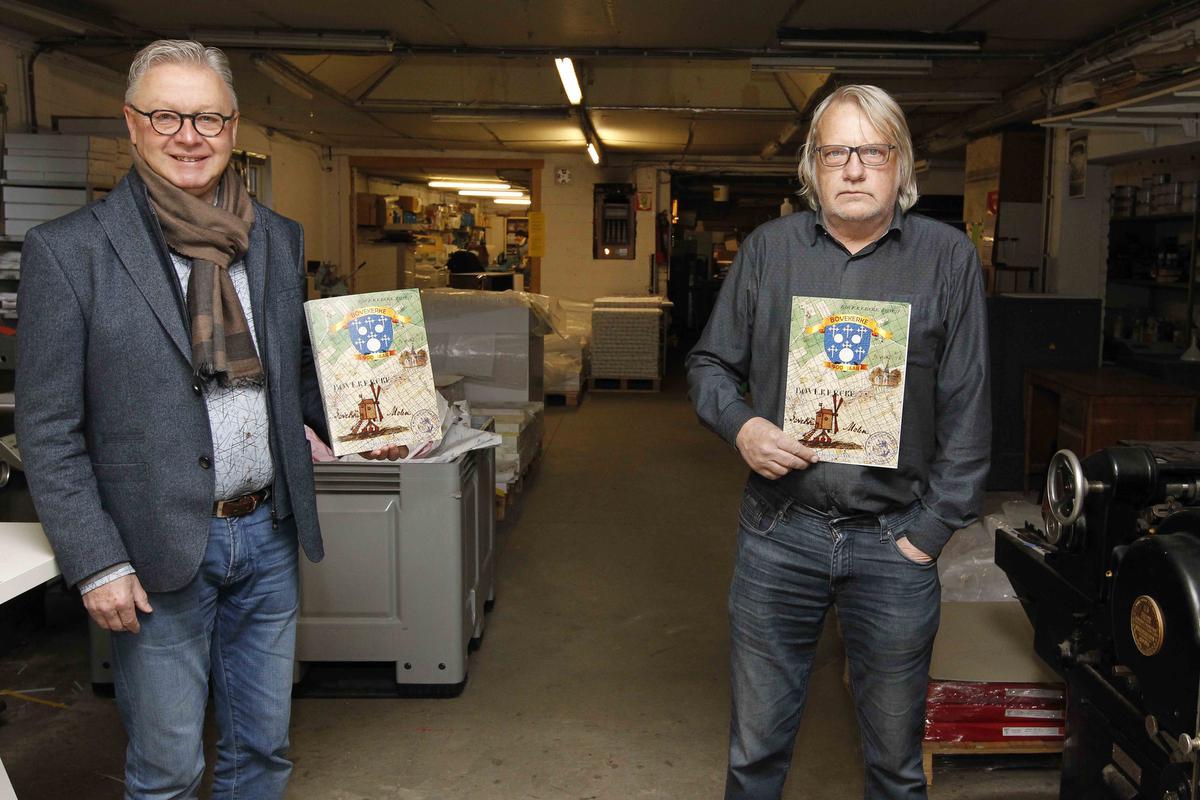 Gerdi Staelens en Marc Dewilde met het boek ‘900 jaar Bovekerke’.©GINO COGHE Foto Coghe