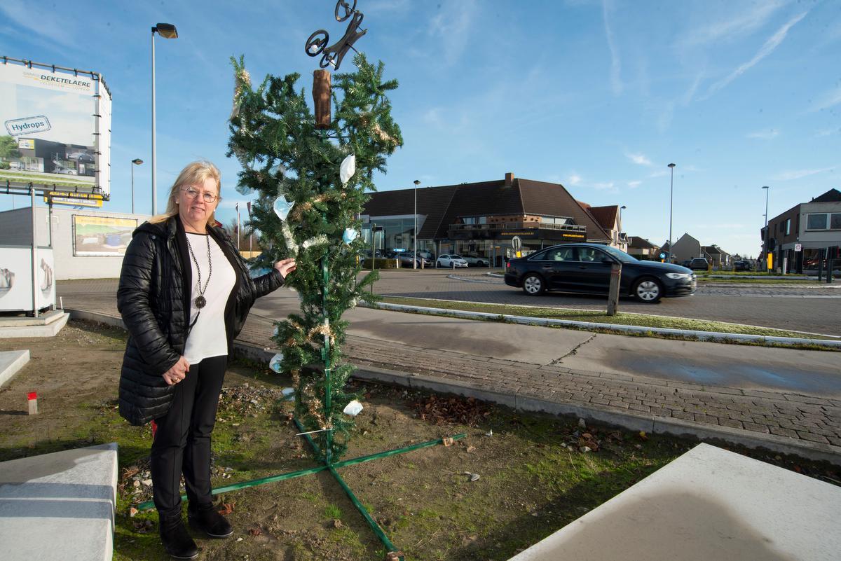 Burgemeester van Zedelgem Annick Vermeulen bij de omgekeerde kerstboom.© MVN