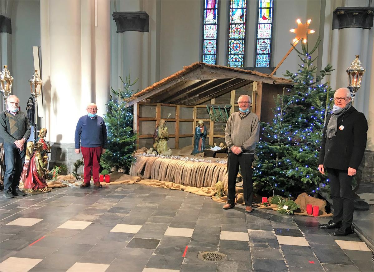 Roger Dekeyser, Walter Deschodt en Gaby Van Huylenbrouck, de bouwers van de duurzame kerststal, met rechts de Kortrijkse deken Geert Morlion.© NOM